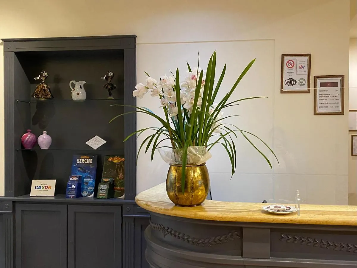 Hotel Estee Desenzano del Garda 4*,