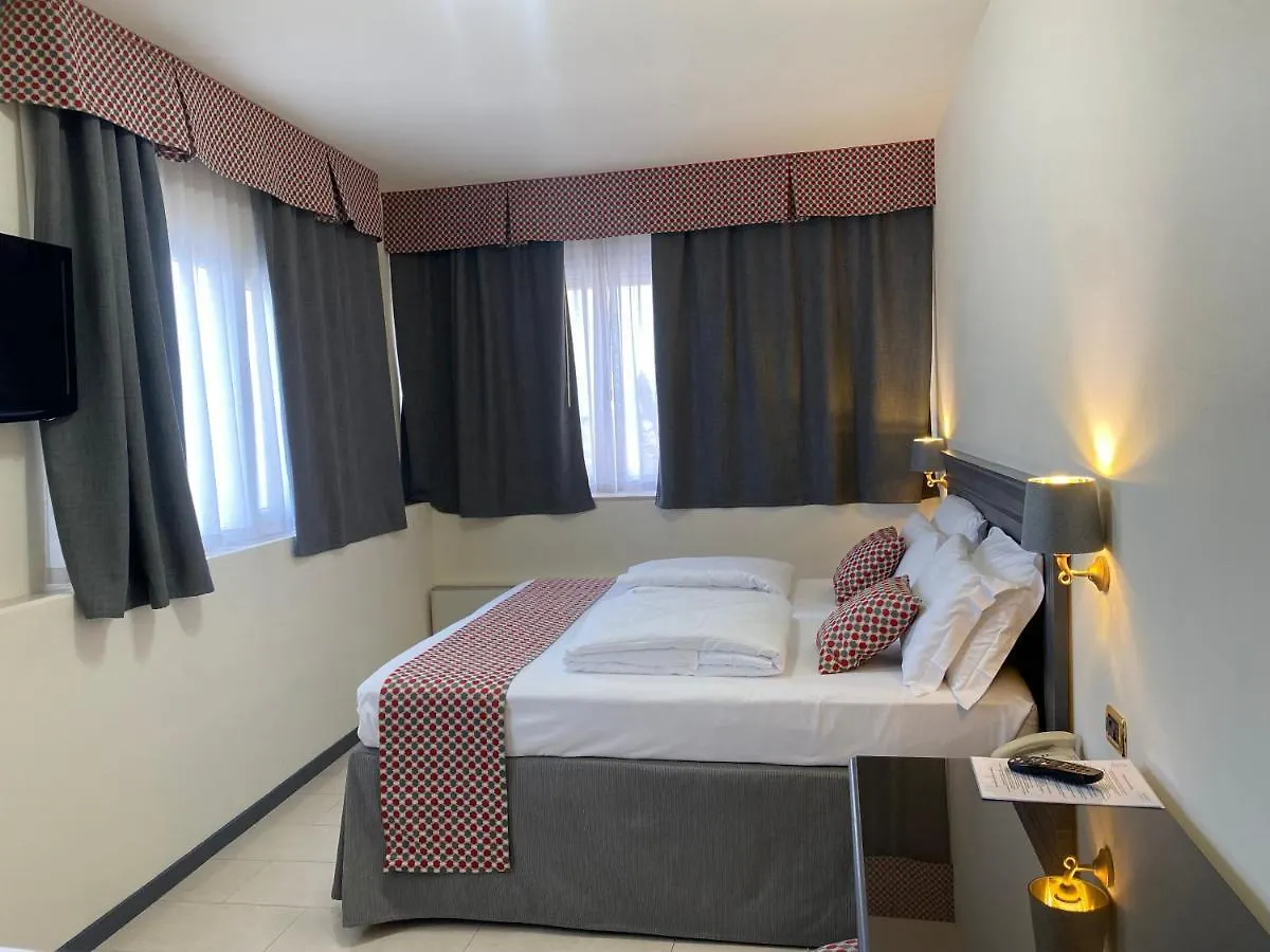 Hotel Estee Desenzano del Garda 4*,