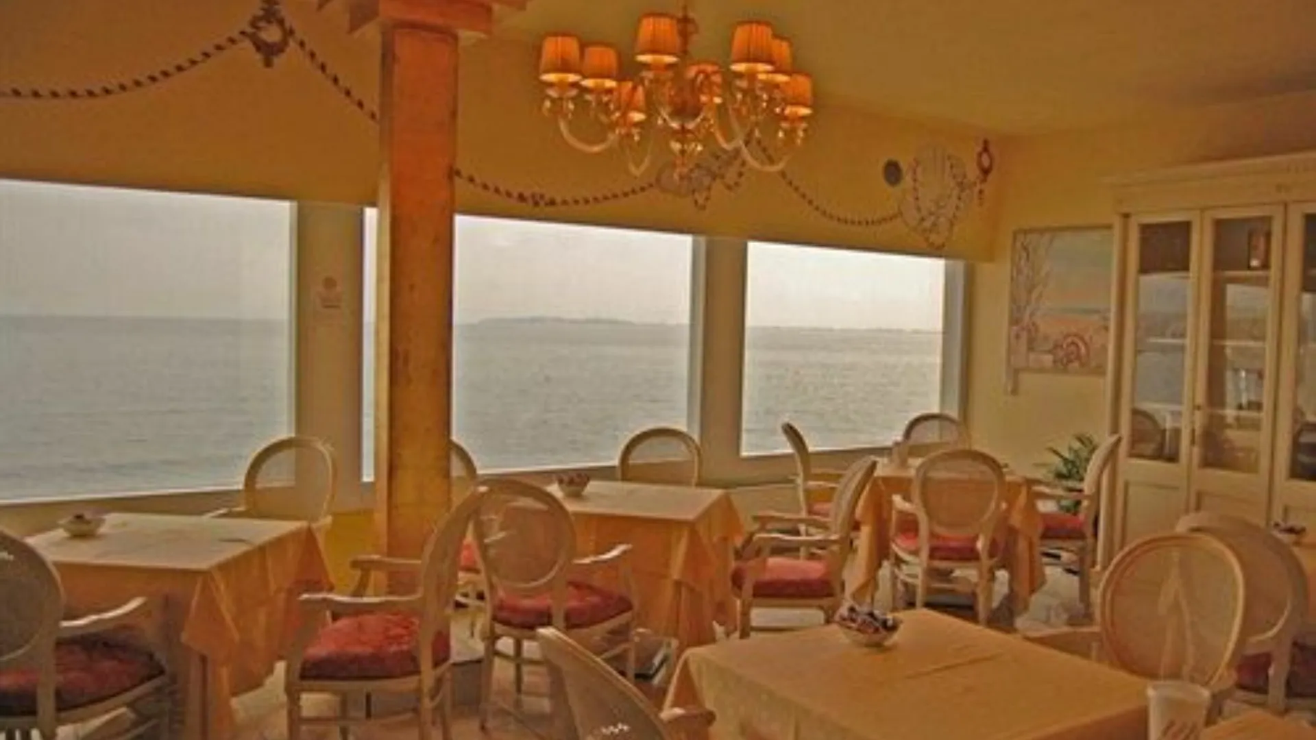 Hotel Estee Desenzano del Garda 4*,