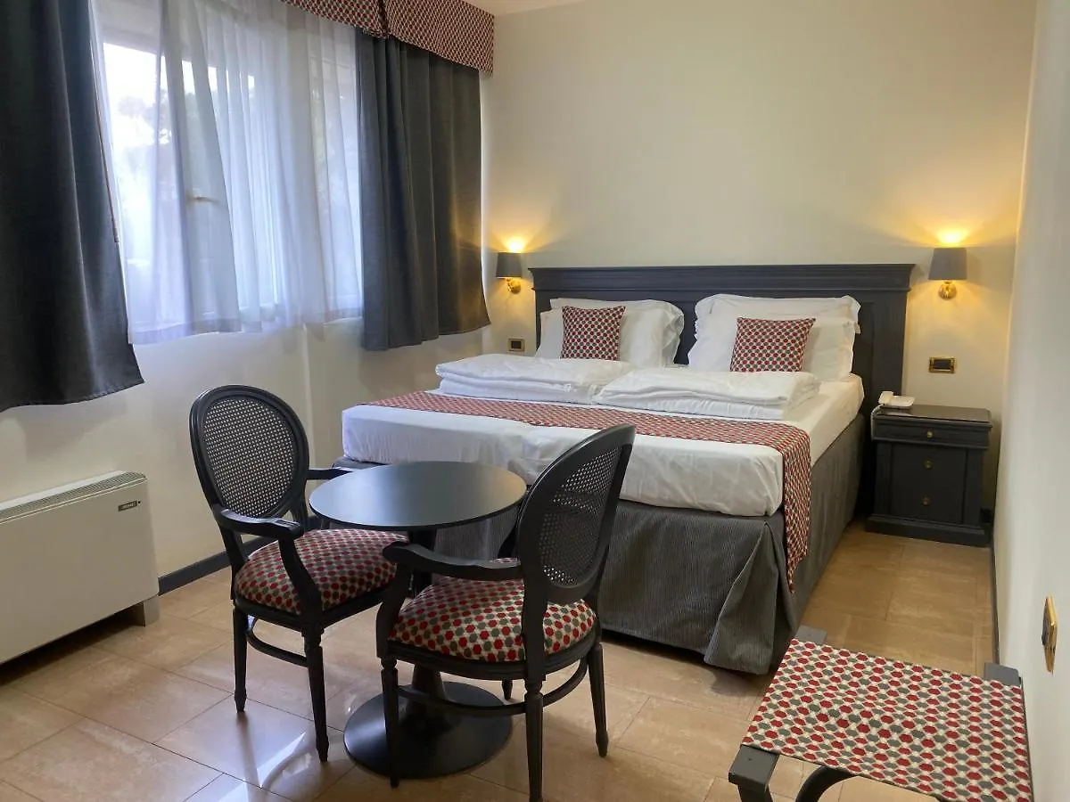 Hotel Estee Дезенцано-дель-Гарда
